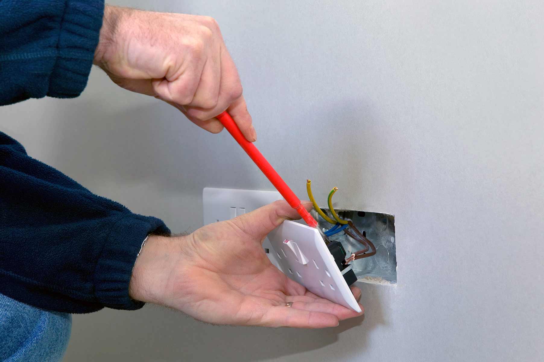 Our electricians can install plug sockets for domestic and commercial proeprties in Welling and the local area. 